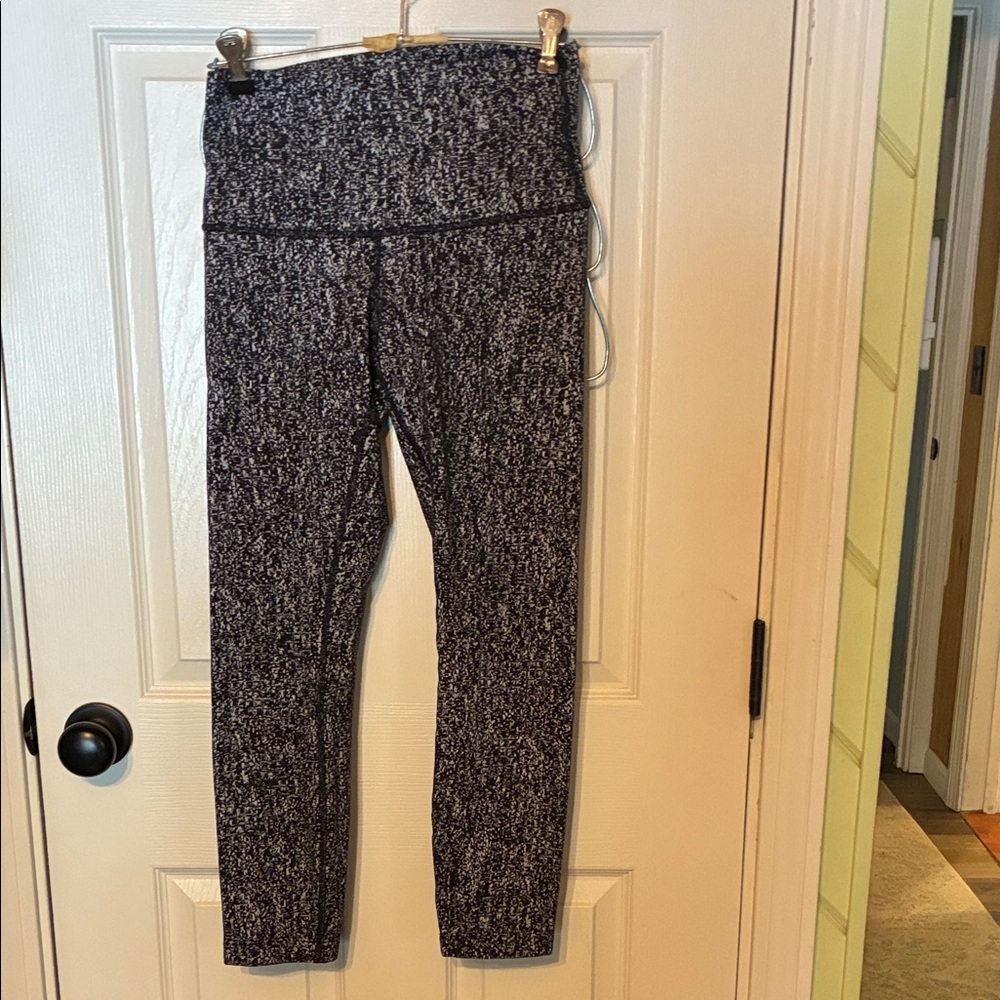 Lululemon Size 6 Black and White Patterned Leggings 23” inseam